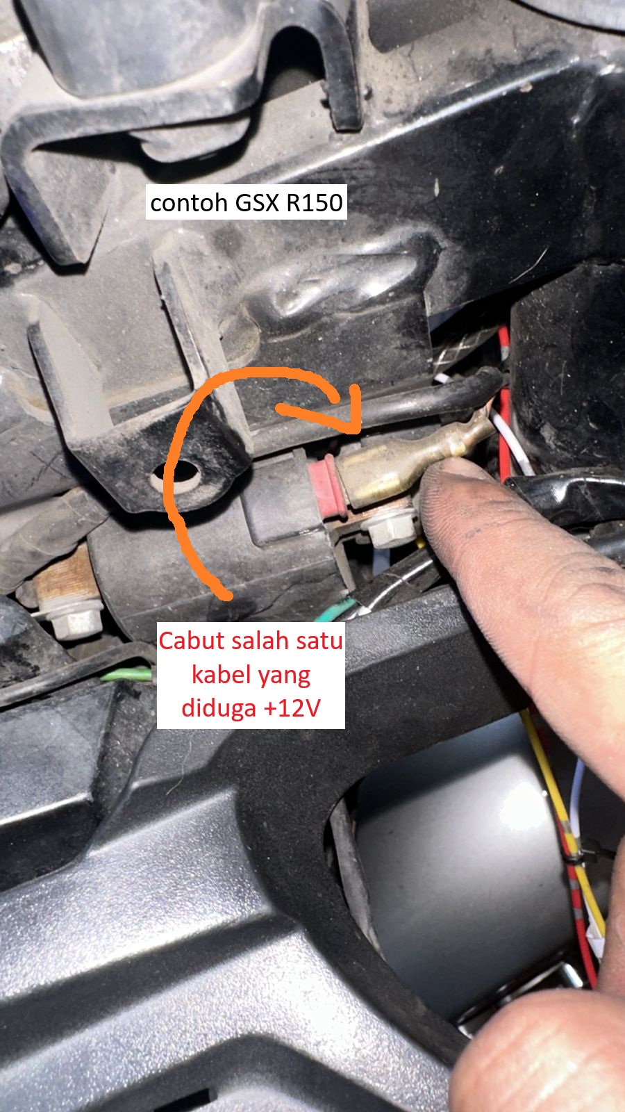Proses mencabut salah satu kabel di koil